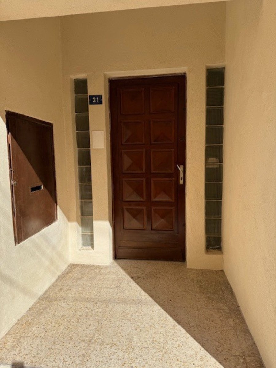 Independent pedestrian entrance of the corner house