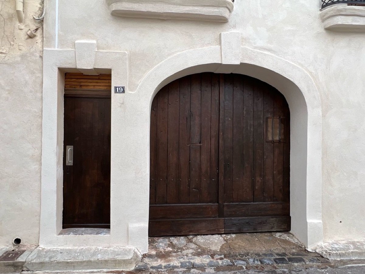 Façade rénovée de la maison de 125 m² : porche voûté et porte d'origine
